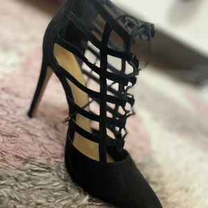 Klackskor  - Säljer mina klackskor, i väldigt bra skick. Klacken är 9-10 cm. 200kr +frakt