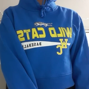 Hoodie med tryck  - Sjukt snygg hoodie med tryck från gina. Den är kort i modellen och då skitsnygg med ett par högmidjade byxor. Hör av dig vi frågor💞