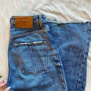 Jeans - Jeans från zara. Jag är 175 cm lång och dom passar bra i längden på mig, men går att klippa så dom passar kortare också! Gratis frakt med frimärken eller 66kr spårbar!❤️
