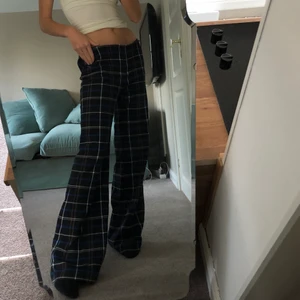 Omsydda Zara byxor  - Storlek: S. Low-waisted. Knappt använda - bra skick!