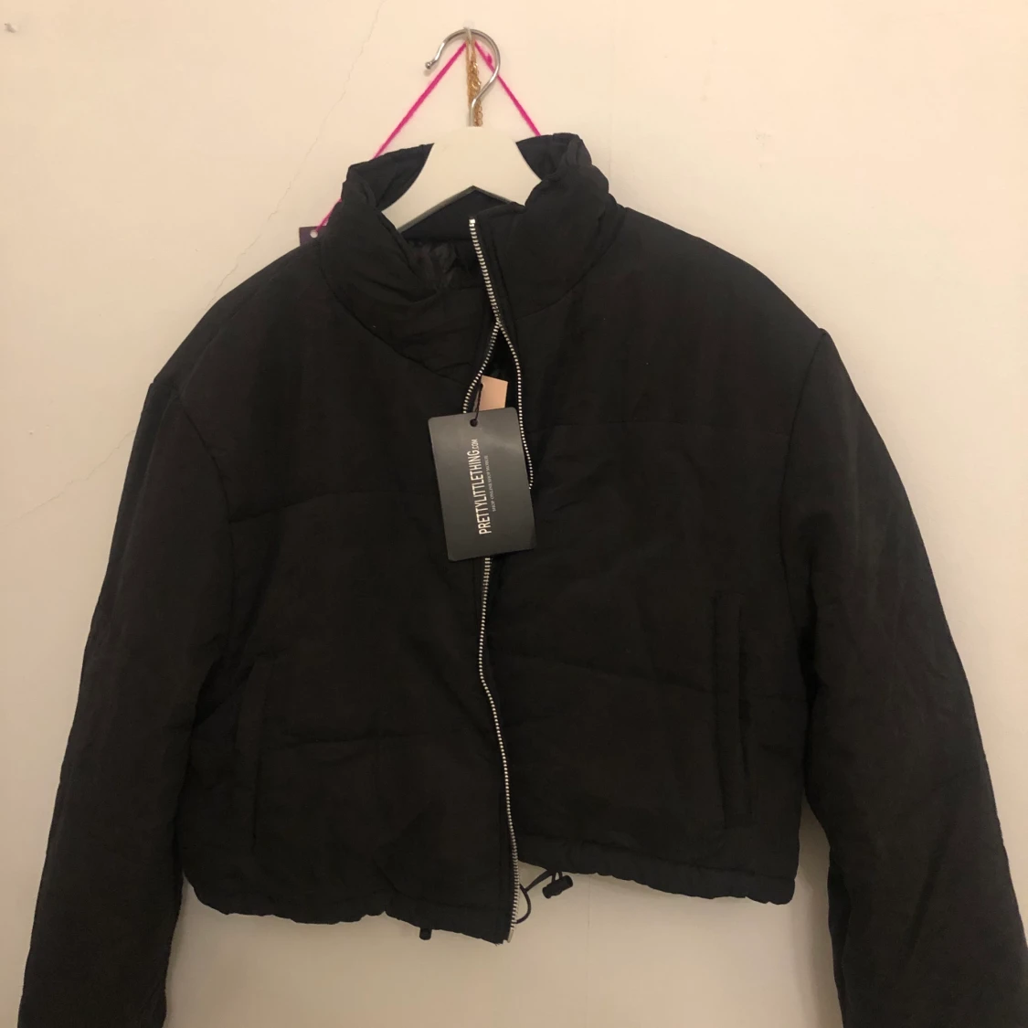 Helt ny Svart croppad pufferjacka  - 91