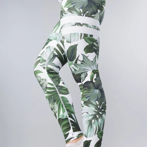 Stronger tights  - Ett par as snygga träning tights från stronger! Bra skick och helt slutsålda på strongers hemsida. Stolek S men passar både större och mindre pga att dom är väldigt strechiga🤍köpta för 800 kr! (Lånad bild)🤍