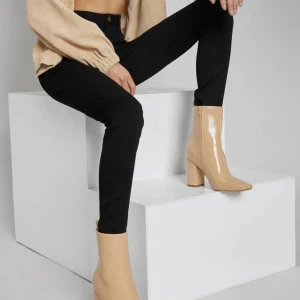 Stövletter oanvända  - Jättefina helt Oanvända stövletter. Har tyvärr inte kunnat använda då de är för små för mig i skaftet. Storleken är i US9 = 40. Väldigt bra kvalite och bekväma utifrån det jag hunnit känna inomhus 