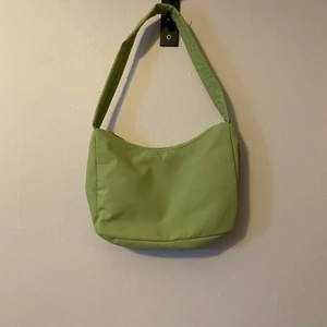 Axelremsväska från Gina Tricot  - Helt ny och oanvänd limegrön axelremsväska från Gina Tricot. Jättesnygg till vardags eller fest! Frakt 51kr