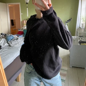 Svart hoodie - Svart basic hoodie. Lite nopprig eftersom den är använd så mycket.