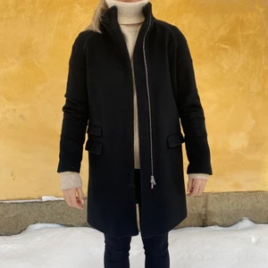 Stock Lm kappa strl 36  - Säljer en svart kappa från märket Stock Lm i strl 36. Kappan är använd men i mycket fint skick. 