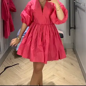 Hej! Söker den här klänningen i antingen rosa eller oranget i stolek 34 alternativt 36❤️ skriv om ni vill sälja