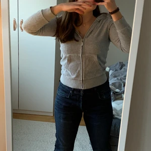 Grå zip hoodie - Grå ziphoodie med en lite kortare och tightare passform! Liknar överdel till juicy couture sätt och passar jättefint med både mjukisbyxor och jeans i alla färger! Lite vintage stil på tröjan och perfekt i alla årstider! Kontakta mig vid intresse eller ner info/bilder⭐️