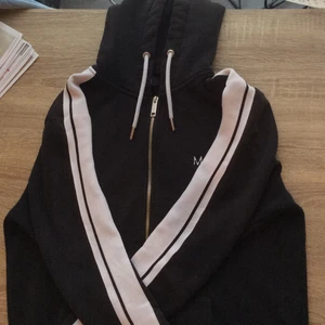 Set från Boohoo Man strl S - Jätte fint set från boohoo MAN i strl S, det är perfekt nu på vintern och skulle rekommendera att köpa om du är mellan 160-170 men om du är kortare skulle det också sitta bra men löst💞 