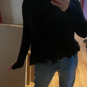 En svart tröja med volanger längst ner i storlek S från Rodebjer 80kr, frakt 63kr 💞💞💞