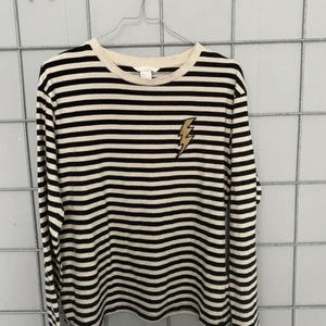 Fin trøje fra h&m  - Trøjen er en str s, men er lidt stor i str og fitter derfor nok nærmere en m ✨
