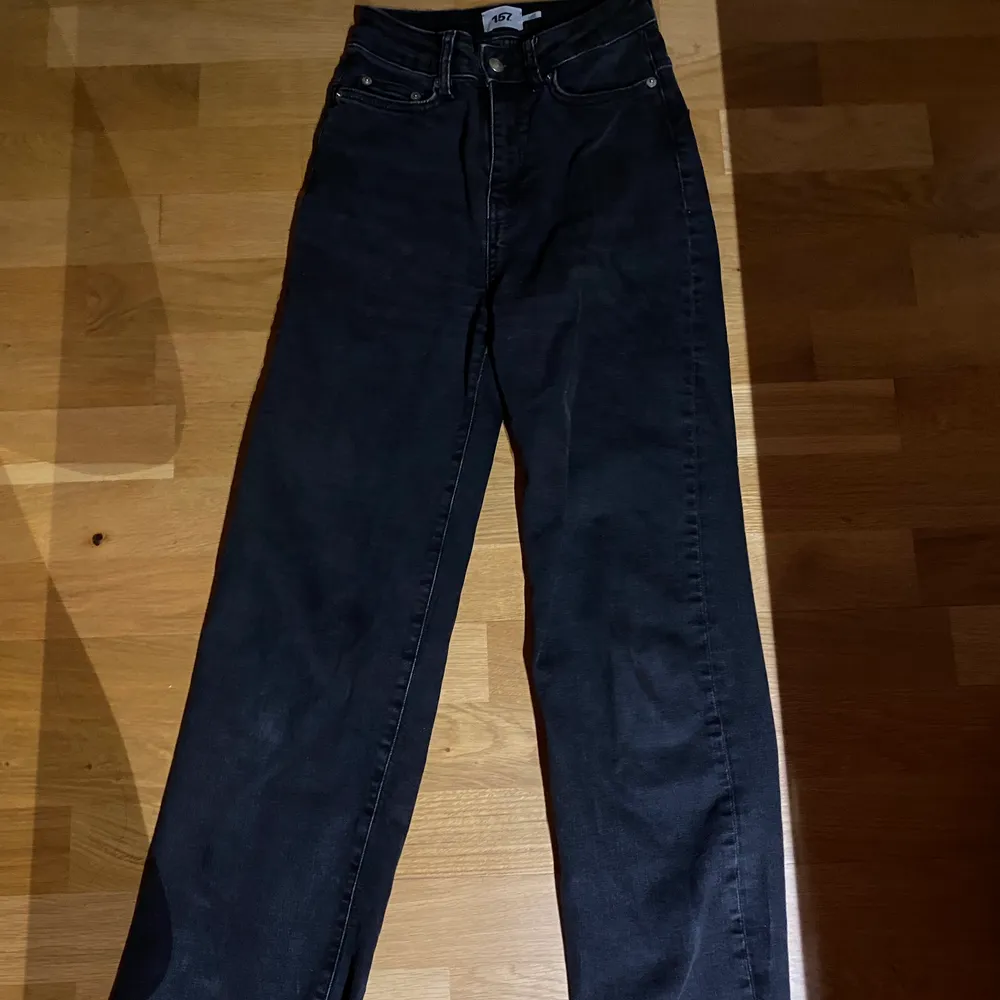 Köparen står för frakt! Svarta ’lane’ jeans från lager 157. Passar bra och har fransad  kant. Växt ur så säljer de nu. Använd ett par gånger och har blivit lite urtvättad i färgen annars inte jätte Gammla.. Jeans & Byxor.