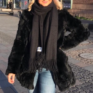 Päls kappa - Nu säljer jag min superfina och varma Hollies jacka i äkta päls. Denna kappa är endast använd fåtal gånger och väldigt varsamt skött. Tyvärr kommer den inte längre till användning hos mig och hoppas att någon ny ägare kan få mer användning för den. Den är i storlek 38 Den är ett utmärkt val under de kallare månaderna på året då den håller en varm men även får en klassisk känsla. Det är en klassisk design vilket gör att den aldrig kommer försvinna i modet. 