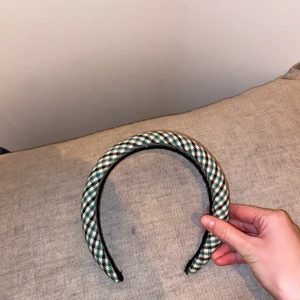 Diadem med rutmönster  - Sååå himla gulligt diadem från By Malina. Aldrig använt, köptes för två veckor sen. Vanligt pris är 399kr! Kan absolut fraktas!🌈📦bättre pris vid snabb affär☺️
