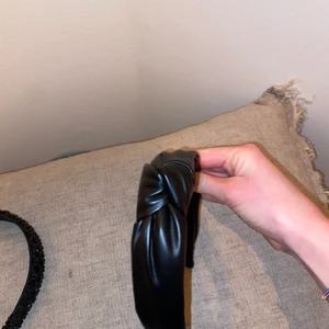 Diadem med knut - Svart superfint diadem med knut i någon form av skinnmaterial! Så stilrent och vardagligt! Aldrig använt. Ursprungspris 99kr! Kan givetvis fraktas. 