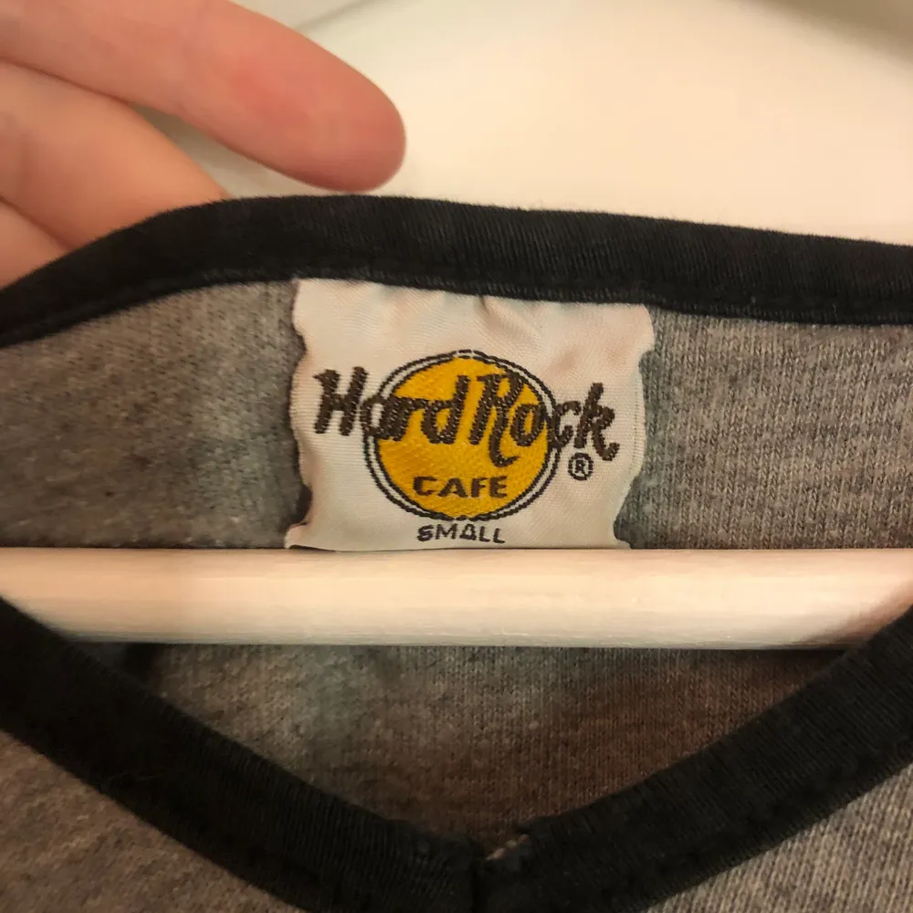 Säljer denna snygga hard rock café t-shirten🤩 Skulle säga att den även passar storlek M🥰 köparen står för frakten!. T-shirts.