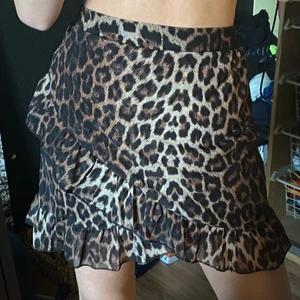 Kjol - Jättefin kjol från Nelly. Storlek M men är insydd några cm så passar mig med S, men går att sprätta upp enkelt så den blir som M igen. GRATIS FRAKT ❤️