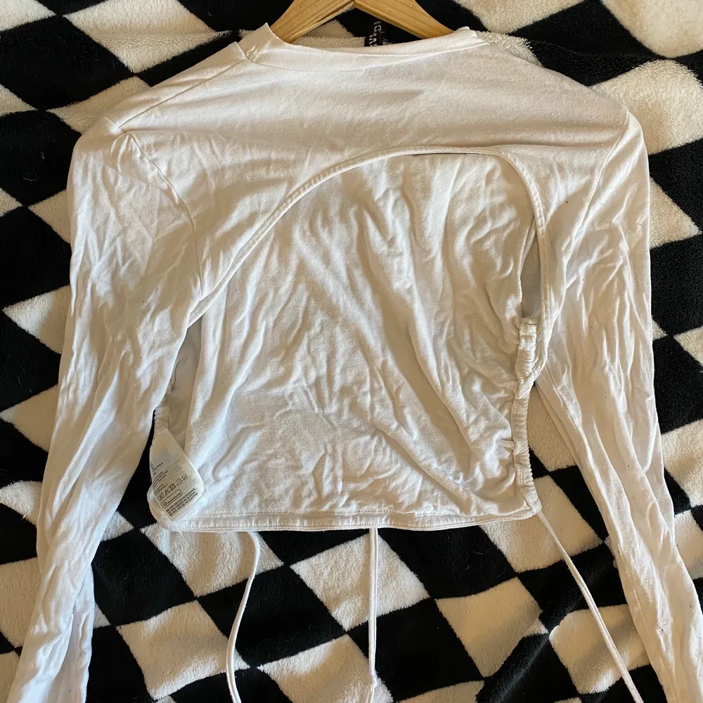 En vit tröja köpt på new yorker. Aldrig använt. Storleken på tröjan är S. På baksidan av tröjan (se bild 2) så är de en öppning på tröjan. Låter detta intressant? Kontakta mig då via Plick eller sms. 0793134753. Tröjor & Koftor.