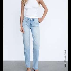 Raka Jeans  - Raka jeans ifrån Zara i storlek 34. Använda 1 gång så de är i nyskick. Säljes pga för liten storlek för mig. Kan skicka bilder vid intresse. 