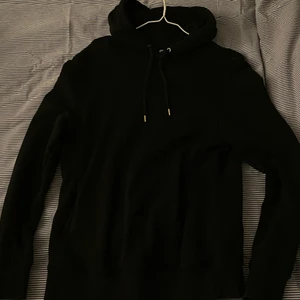 Svart hoodie strl S - Knappt använd eftersom för liten!