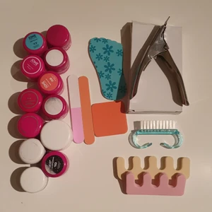 Nagelkit - Enkelt nagelbitare med 11 st gel färger (det följer med 1 nude och 1 vit, sen är det 9 andra random färger) vissa av färgerna är använd någon enstaka gång men de är fortfarande användbara. Därefter kommer det med 3 filar i olika former samt en poleringsfil. 2 st fingerseparerare, 1st borste samt 1 tipp klippare. Allt förutom nagelklipparen är från CDON, nagelklipparen är från Nagelgiganten