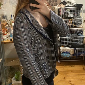 Kapp likanande tröja - En väldigt väldigt fin tröja som passar nästan som en liten kappa. Den är vintage och har väldigt fina blåa blommor nere vid midjan. Skulle själv behållit den om den vart lite större på mig.