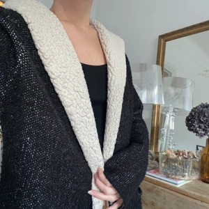 Koft/jacka från Zara - Mysig kofta från Zara som jag använt som jacka och kofta. Strl Xs, sparsamt använd!!