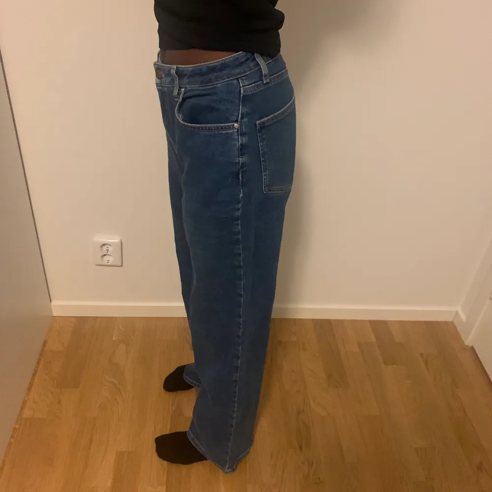Säljer mina Cubus jeans skit snygga!! Bilden e tagen me byxorna på en vän, säljer pga av att de inte kommit t användning och det har blivit för korta för mig. Skit bra skick mörk blå denim 💓💓fråga för mer info (ordinarie pris 449. Jeans & Byxor.