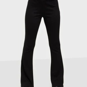 Nelly byxor - Säljer dessa asssnyga byxorna från Nelly. De sitter lite under naveln och är provade på men inget mer. Säljer pga att de var förstora och för att jag inte kan få pengarna tillbaka. I ett värde av 399kr