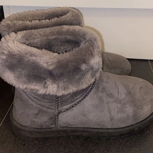 Vinterskor från attitude  - Ett par jätte fina nästan oanvända skor i väldigt bra skick som kommer från märket atitude, de är väldigt varma och mysiga och de är dessutom väldigt lika uggs 