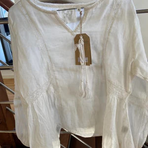 Helt ny Sixty Days blus/tunnica stl M - Helt ny blus/tunnica stl M. Inköpt på Zebra Helsingborg . Tyvärr den kom aldrig till användning. Tillkommer frakt 57. Bud från 300