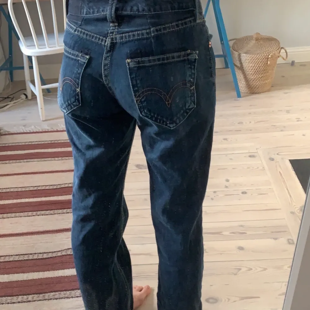 Lågmidjade jeans i en straight/lite bootcut modell. Har sytt in de själv under bakfickorna (går att se en söm på andra bilden) Skulle uppskatta de till en storlek S. Skickar gärna mått!Köparen står för frakt på 66 kr😊. Jeans & Byxor.