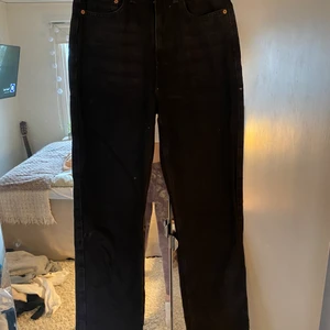 Row jeans från Weekday - Jeans i modellen Rowe från Weekday! Är 176cm med långa ben och dom slutar vid anklarna. Köparen står för frakten/mötas i Uppsala ⭐️🥰💖💖 säljer även samma fast i blå