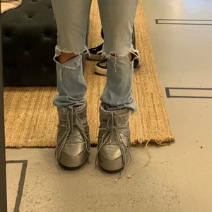 Moonboots - Super snygga och trendiga silvriga låga moonboots!!! Använda en vinter men kommer inte till användning längre. 💗💗 (lånad bild) 