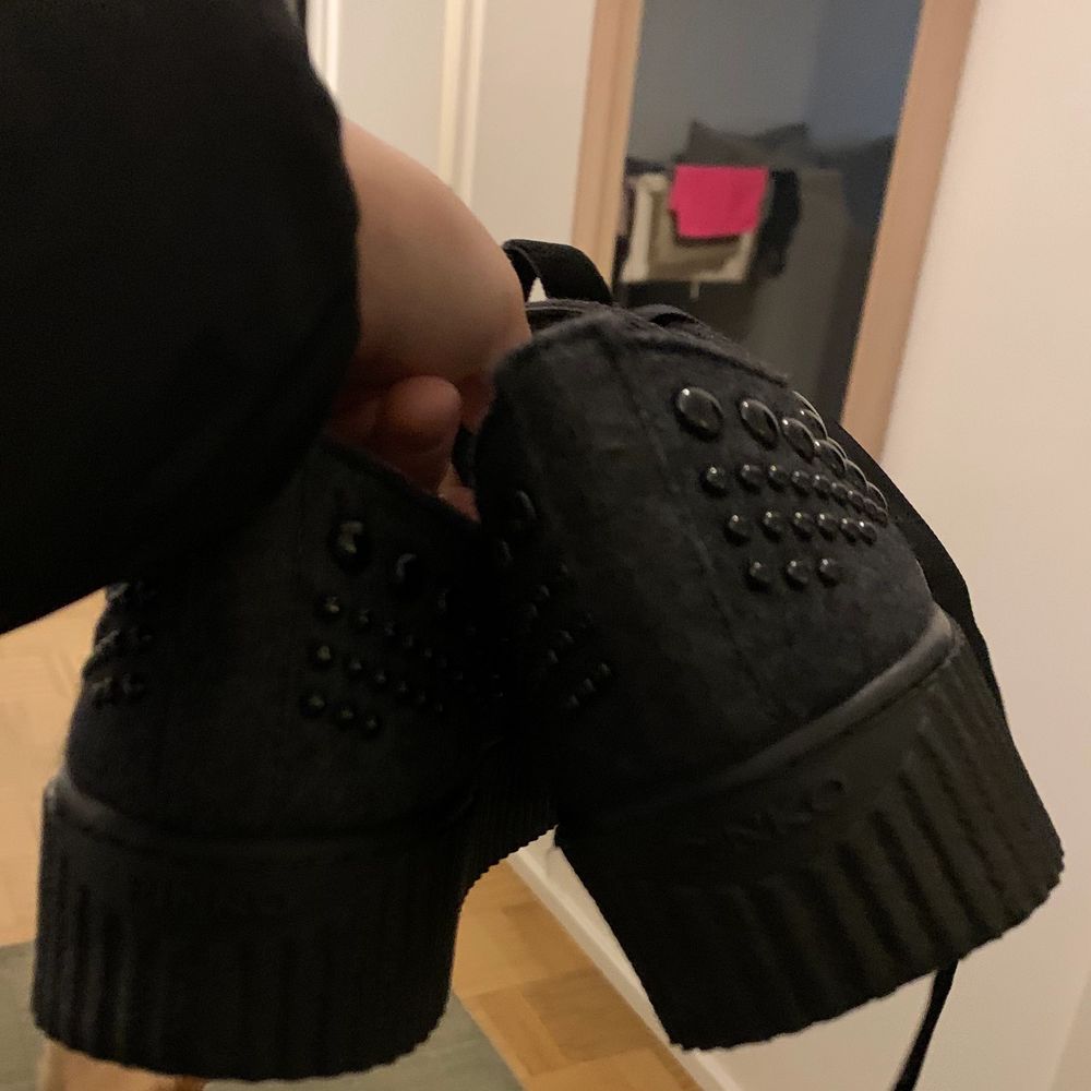 Säljer dessa snygga skor i svart färg med svarta *pärlor* från Pinko som kostade 4634kr(Bild 2 är i den gråa färgen, dessa som jag säljer är INTE i grå färg utan svart färg med svart detaljer som inte finns att köpa längre) Skorna kommer tyvärr inte till användning och är endast testade pga att storleken inte passade då jag har storlek 36,5 och det bara fanns 38 kvar. Beställde dom med hopp på att dom skulle passa. STORLEK 38. NYPRIS 4634kr.Säljer för 1300kr inklusive frakt.Pris kan diskuteras!. Skor.