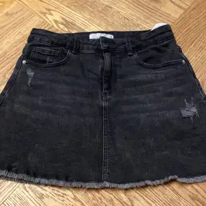 Super snygg svart jeans kjol! Hade hål när jag köpte den de är dressinen. Går att endera i storleken i midjan ni ser på sista sidan. Köpte den för ungefär 299kr men säljer den för 50kr! Storleken är 140. BUDA!!!!!!