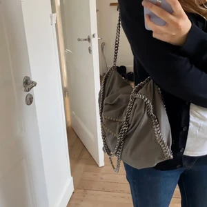 Stella mccartney väska - Säljer denna väska eller byter mot valentino eller andra stella mccartney helst tiny. Annars köp för 3100  inkl frakt direkt. KAN EJ MÖTAS UPP FÖR HAR EJ TID MEN POSTAS SPÅRBART😁🙏❤️den är i storleken mellan och man kan söka upp måtten på deras hemsida. Har även äktehetsbevis från vestiarie