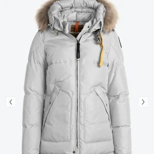 Vit Parajumpers Longbear jacka  - Storlek M använd 2 ggr köpt från NK 