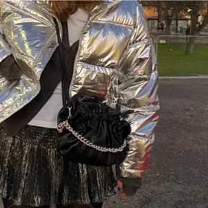 Silvrig jacka - (Inte mina bilder) skriv för egna bilder, fin jacka som sitter oversized, säker pgv att jag har annan, liten i storlek