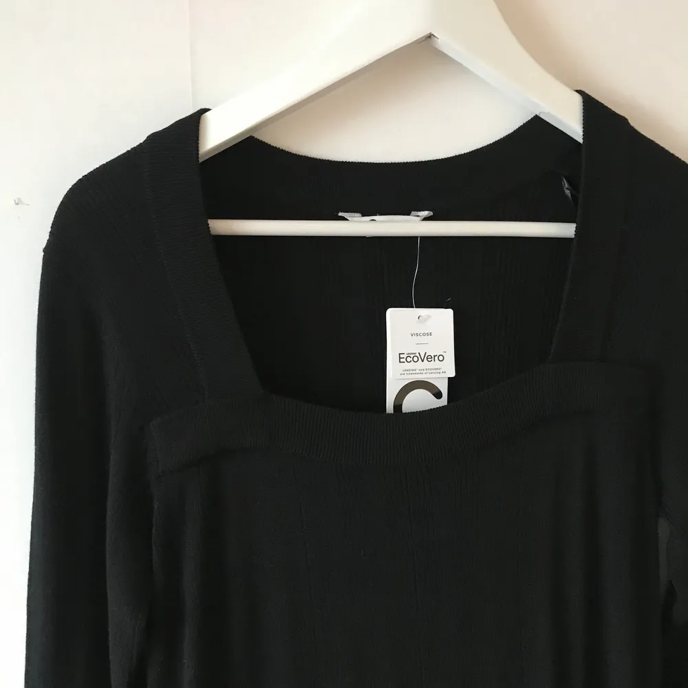 Vacker svart klännig med fin textur och fyrkantig krage. Oanvänd!. Klänningar.