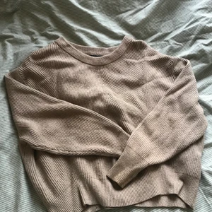 Stickad tröja - En beige stickad tröja från zara.