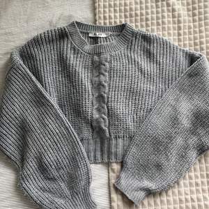 Sååå fin cropped kabelstickad tröja från NAKD! Andra bilden är tröjan från hemsidan, min är dock i mörkgrå som inte säljs i den färgen mer 🧡 nypris 299:-, väldigt sparsamt använd och superfint skick!