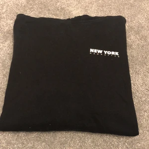 Hej säljer en tröja då den är för liten  - Hej säljer en tröja från H&M den är svart och har ett märke på en sidan av tröja då det står New York 