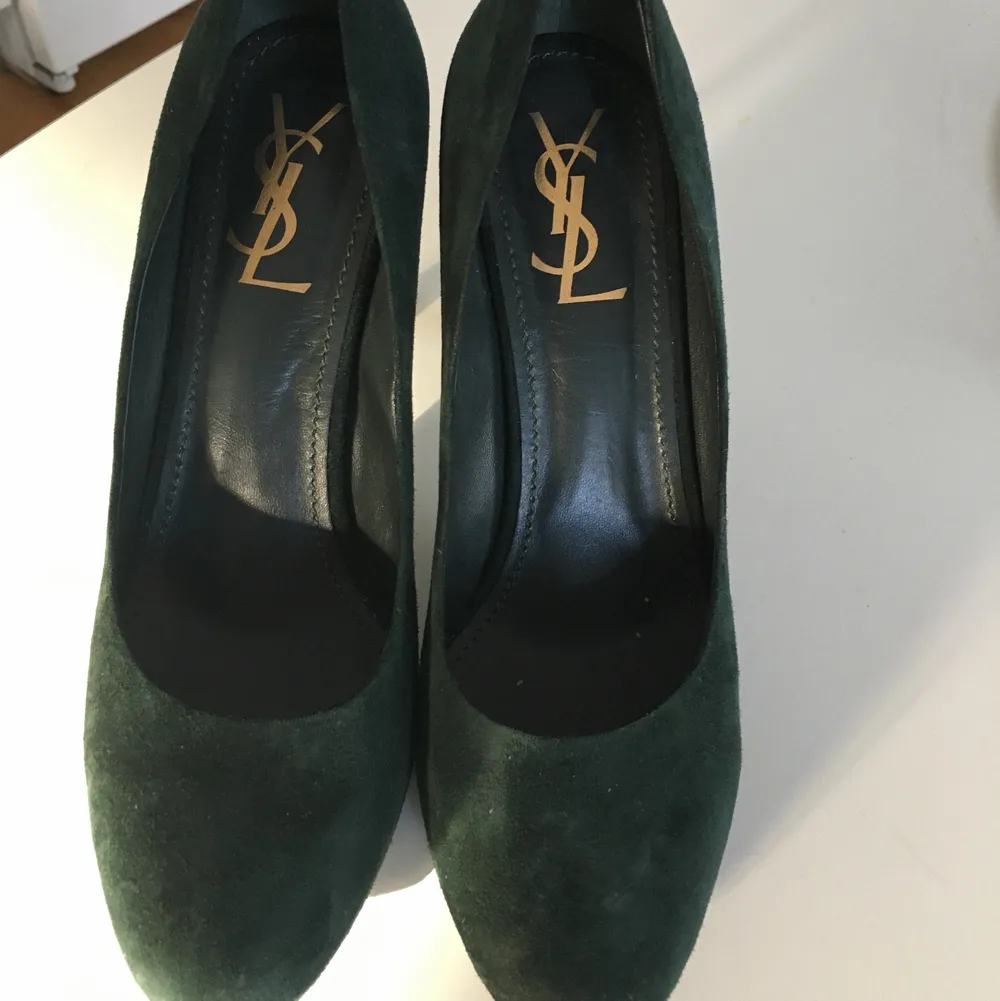 Yves saint Laurent (YSL) gröna högklackat skor i stl 39. Skorna är i ny skick . . Skor.