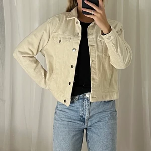 Monki Manchester Jacka - Beige Manchester jacka från Monki. Knappt använd, mycket gott skick 