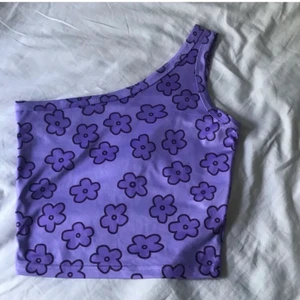 blommig lila topp - säljer denna lila blommiga topp, pga att jag aldrig har använt den, priset kan diskyteras, ⚡️⚡️ passar jätte bra till en svart kjol! strl XS passar S. köparen står för frakten! ⚡️⚡️