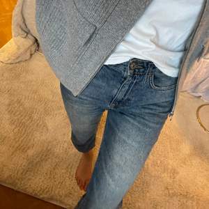 Snygga jeans från HM, kort modellen, jag är 166cm. Modellen heter: Straight cropped high waist! Storlek 26, motsvara S💘💘