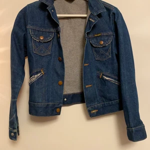 Jeansjacka från wrangler - Cool jeansjacka med slitningar. Använd få gånger