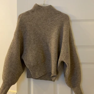 Stickad polotröja  - Stickad tröja med polokrage från H&M. Nyskick i stlk S🤎