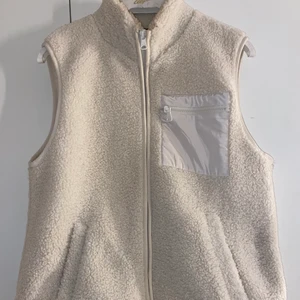 Teddyväst - Superfin teddyväst från Lindex. Köptes förra året för 400kr. Sparsamtanvänd. Den har små fläckar på insidan av västen men som absolut inte syns när man har den på sig.  Frakt 66kr tillkommer💖